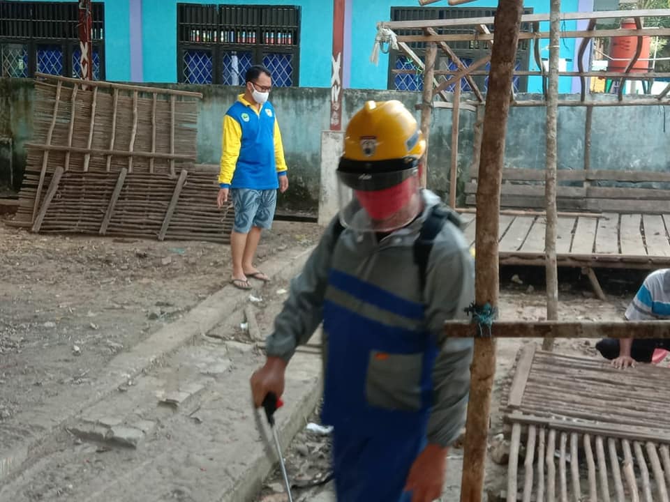 Penyemprotan Disinfenktan Di Pasar Desa Babat