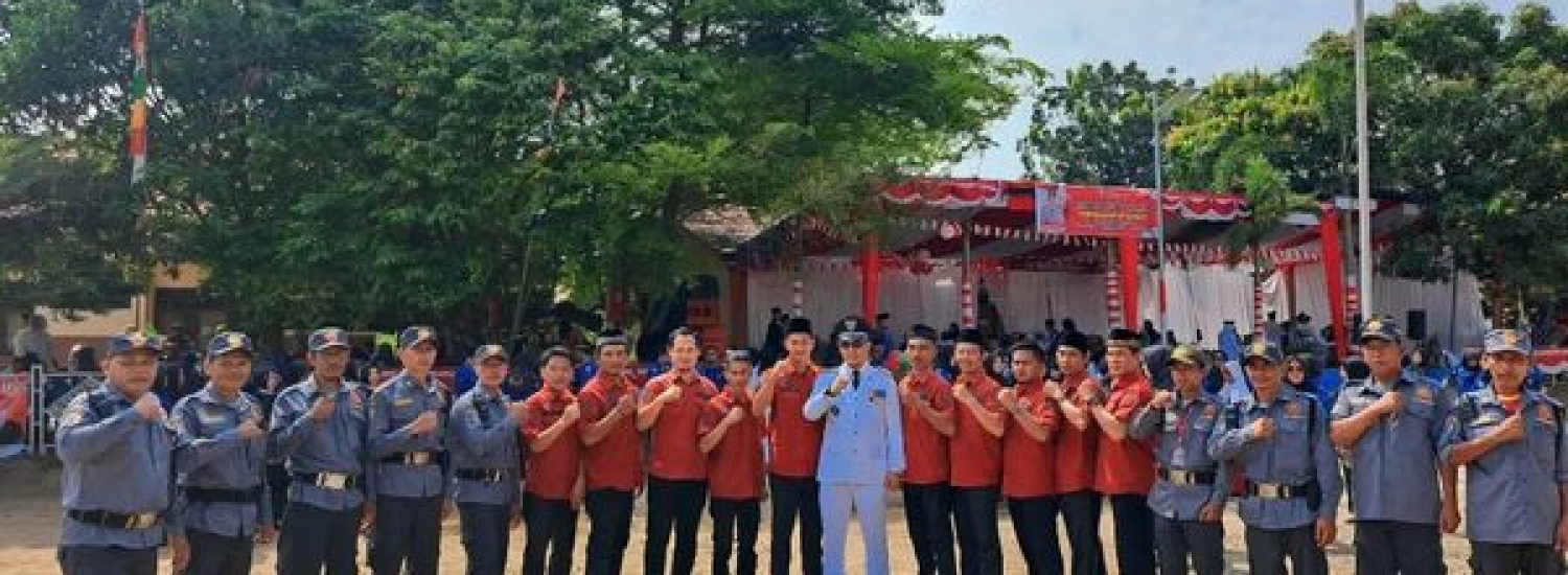 Upacara Memperingati HUT RI ke - 79 di Halaman Kantor Camat Penukal